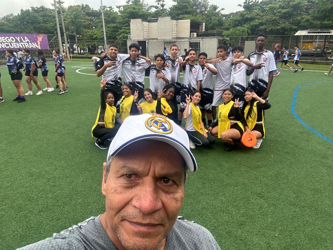 Profesor Rodolfo y su equipo de Palotroke.